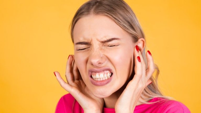 10 Kebiasaan Buruk yang Merusak Kesehatan Telinga