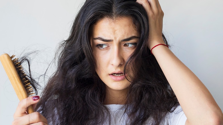 10 Cara Alami Mengatasi Rambut Rontok