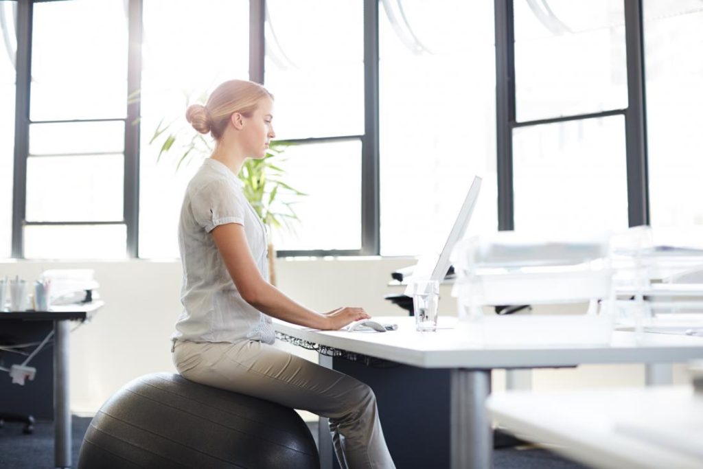 7 Cara Menjaga Pinggang Tetap Fit Saat Bekerja di Kantor