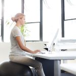 7 Cara Menjaga Pinggang Tetap Fit Saat Bekerja di Kantor