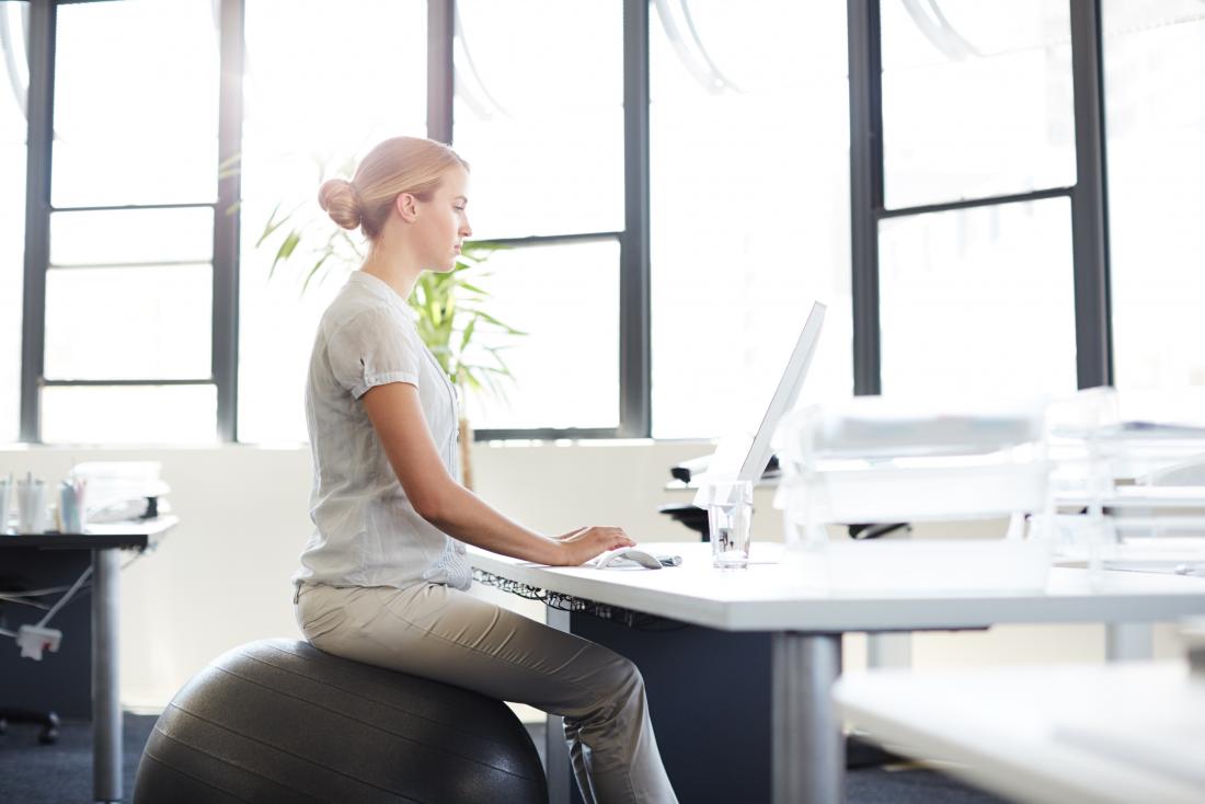 7 Cara Menjaga Pinggang Tetap Fit Saat Bekerja di Kantor