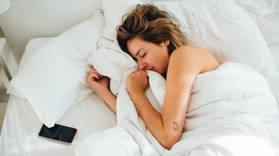 10 Cara Biar Leher Tetap Nyaman Saat Tidur di Perjalanan