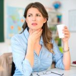 7 Cara Mencegah Tenggorokan Serak Akibat Bicara Berlebihan