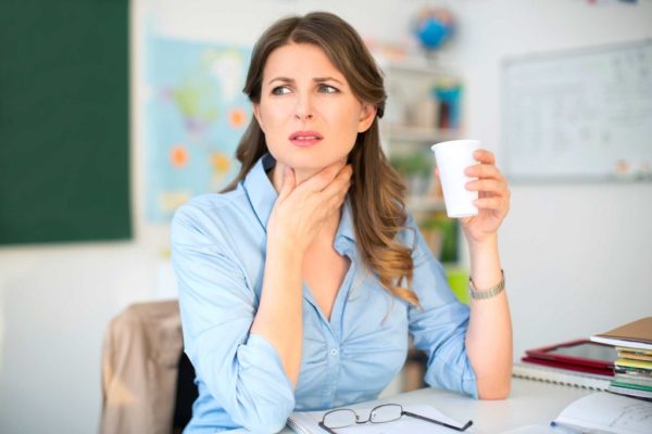 7 Cara Mencegah Tenggorokan Serak Akibat Bicara Berlebihan