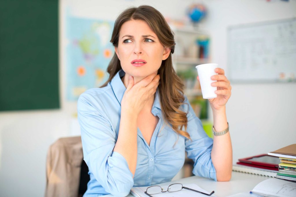 7 Cara Mencegah Tenggorokan Serak Akibat Bicara Berlebihan
